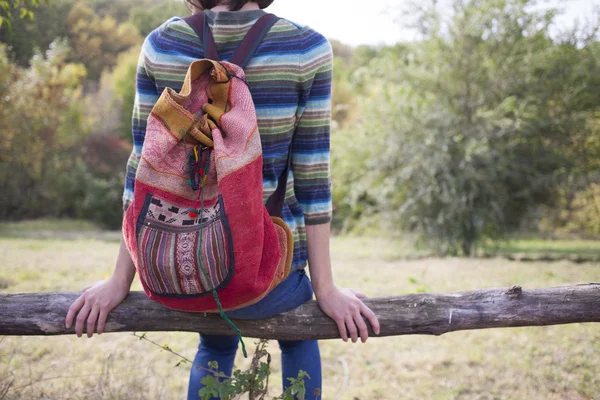 La chica de la mochila está meditando en el bosque . —  Fotos de Stock