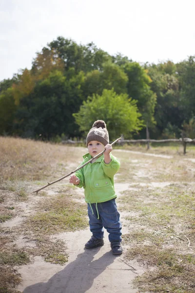 Un garçon avec un bâton . — Photo