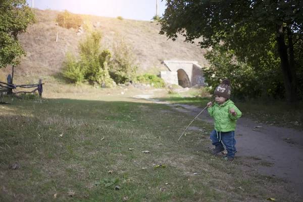 Un chico con un palo . —  Fotos de Stock
