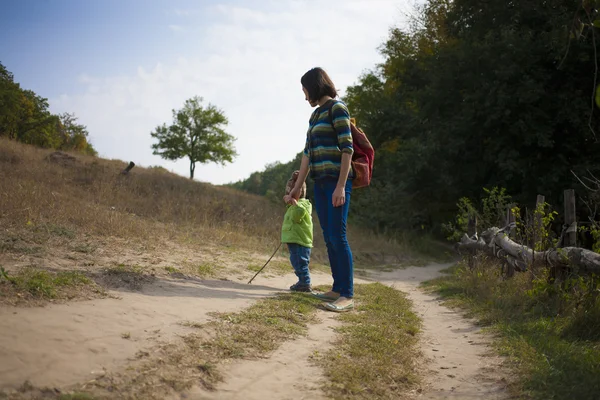 Madre camina con el niño . — Foto de Stock