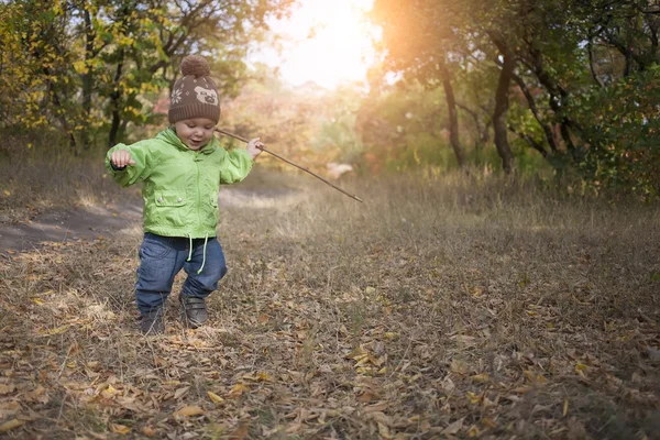 Un chico con un palo . — Foto de Stock