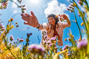 Yazın pembe elbiseli güzel bir esmerin hayat tarzı portresi. Romantik bir ruh hali. Doğa aşığı.