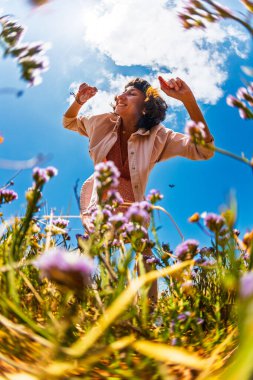 Yazın pembe elbiseli güzel bir esmerin hayat tarzı portresi. Romantik bir ruh hali. Doğa aşığı.