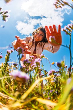 Mutlu bir kız. Tarlada kır çiçeği toplayan bir kadın. Bir yaz günü çayırda bir buket çiçek toplayan bir kız. Baharda dışarıda vakit geçirmek..