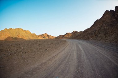 İsrail çölündeki kayalık manzaralar, kumtaşı kayalıkları ve çöller. İsrail çölü boyunca seyahat edin. Doğal cazibeler. İsrail. Eilat.