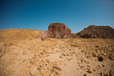 Çöldeki dağlar. İsrail çölü boyunca seyahat etmek. Doğal cazibeler. İsrail 'de turizm ve seyahat. Eilat.
