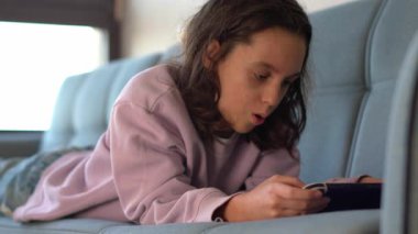 Video oyunu oynarken elinde oyun kumandası tutan bir çocuk. Yakın plan. Okul sonrası eğlence ve rahatlama. Oynayan bir çocuk