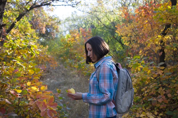 The girl with the backpack. — Stock Photo, Image