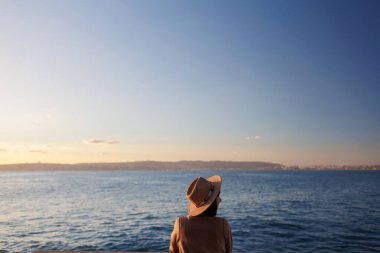Bir kadın yolcu gemisinde yelken açıyor, bir kız bir geminin çitlerinde duruyor ve denize bakıyor, bir feribotta seyahat ediyor, paltolu ve şapkalı bir esmer okyanusa hayran. Seyahat ve macera.