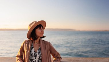 Bir kadın yolcu gemisinde yelken açıyor, bir kız bir geminin çitlerinde duruyor ve denize bakıyor, bir feribotta seyahat ediyor, paltolu ve şapkalı bir esmer okyanusa hayran. Seyahat ve macera.