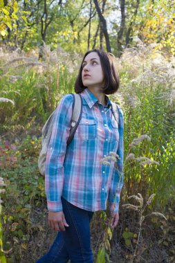 Sırt çantası ile kız.