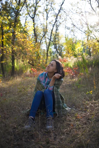 Chica sentada en la hierba . —  Fotos de Stock