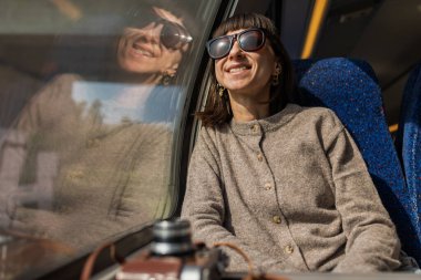 Tren yolculuğu. Genç bir kadın trene biniyor, güzel manzaraya hayran ve pencereden dışarı bakıyor. Genç bir kız tren yolculuğunun tadını çıkarıyor..