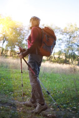 Bir kadın bir sırt çantası ile.
