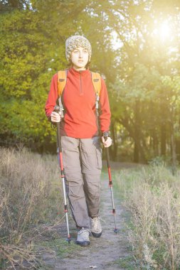 Bir kadın bir sırt çantası ile.