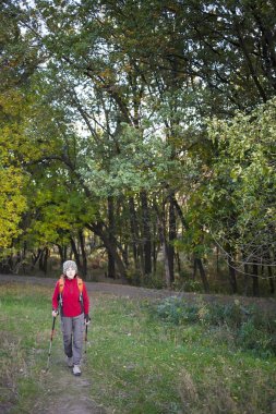 Bir kadın bir sırt çantası ile.