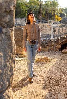 Harabeler arasında gezinen şık bir turistin portresi. Eski taş kalıntıları yakınında bir turist. Seyahat eden bir kız.