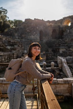 Harabeler arasında şık bir turist gezintisi. İsrail 'de antik taş kalıntıları yakınında bir turist. Beit She'an. Kız seyahat ediyor..