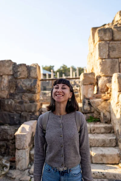 Harabeler arasında gezinen şık bir turistin portresi. Eski taş kalıntıları yakınında bir turist. Seyahat eden bir kız.