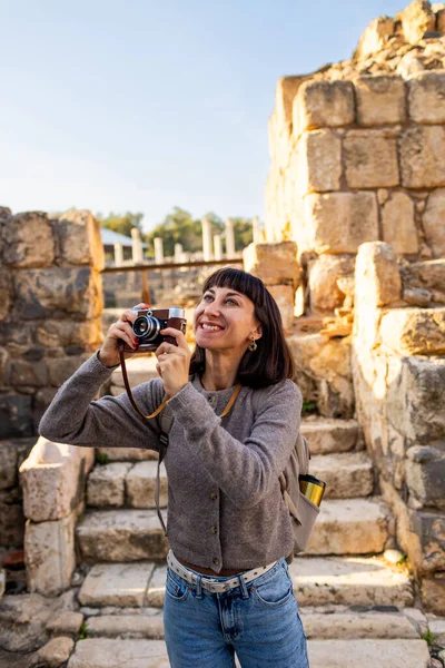 Harabeler arasında şık bir turist gezintisi. İsrail 'de antik taş kalıntıları yakınında bir turist. Beit She'an. Kız seyahat ediyor..