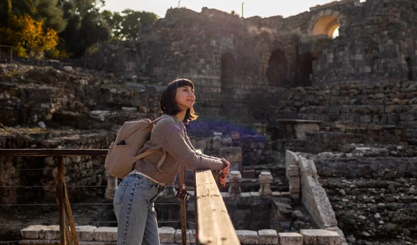 Harabeler arasında gezinen şık bir turistin portresi. Eski taş kalıntıları yakınında bir turist. Seyahat eden bir kız.
