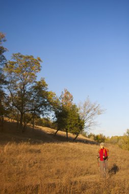 Bir kadın bir sırt çantası ile.