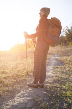 Sırt çantası ile kız.