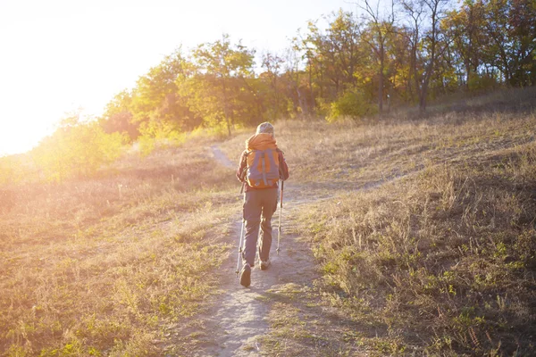 Das Mädchen mit dem Rucksack geht auf die Strecke. — Stockfoto