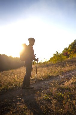 Sırt çantası ile kız.