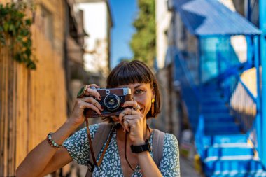 Kameralı bir kadın fotoğrafçı. Genç bir fotoğrafçı fotoğraf çekmekten hoşlanır. Arap ülkelerine seyahat. Seyahat ve tatil.