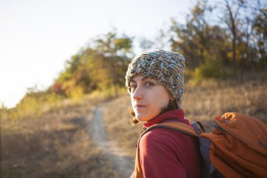 Sırt çantası ile kız.