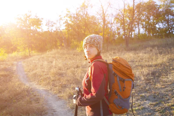 The girl with the backpack. — Stock Photo, Image