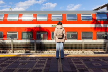İşe gidip gelen şık, genç bir kadın platformda treni bekliyor. İsrail 'de tren yolculuğu. Karakolda bir kız var..