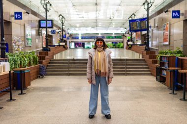 Bir yolcu tren için bekliyor. Şık bir genç bayan platformda tren bekliyor. Trenle yolculuk..