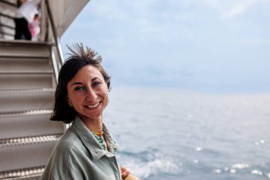 Bir yolcu gemisinde tatil. Bir kadın yolcu gemisinde tatilde, seyahatin tadını çıkarıyor..