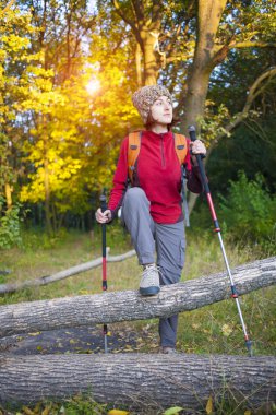Sırt çantası ile kız.