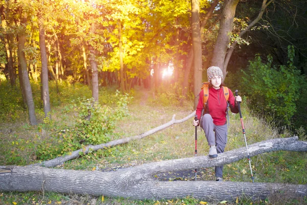 Sırt çantası ile kız.