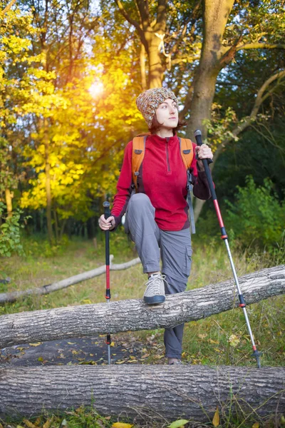 Sırt çantası ile kız.