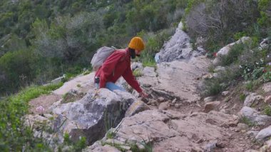 Yürüyüşe çıkmış kameralı genç bir kadın. Bir blog için içerik oluşturuluyor. Etkinlik ve spor.