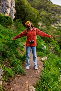 Kameralı bir kız. Seyahat eden ve zamanın tadını çıkaran bir kadın. Sosyal medya için içerik çeken bir kadın fotoğrafçı. Aktif eğlence ve spor.