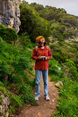 Kameralı bir kız. Seyahat eden ve zamanın tadını çıkaran bir kadın. Sosyal medya için içerik çeken bir kadın fotoğrafçı. Aktif eğlence ve spor.