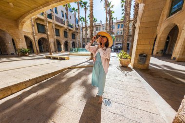 Kız seyahat eder ve kamerasıyla manzaranın fotoğraflarını çeker. Kameralı kız. seyahat ve içerik oluşturma. Kadın fotoğrafçı.