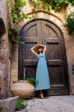Elbiseli kız. Şık, lüks bir kadın güzel şehir manzarasının tadını çıkarıyor. Şehre bakan bir turist..