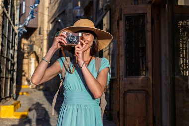 Kız seyahat eder ve kamerasıyla manzaranın fotoğraflarını çeker. Kameralı kız. seyahat ve içerik oluşturma. Kadın fotoğrafçı.