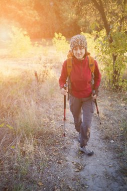 Sırt çantası ile kız.