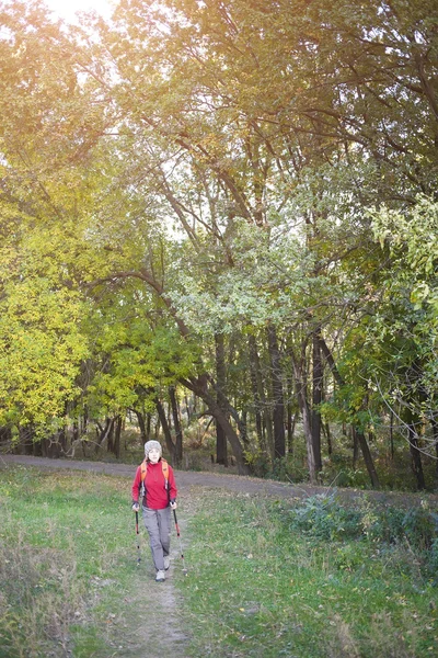 Een vrouw met een rugzak. — Stockfoto