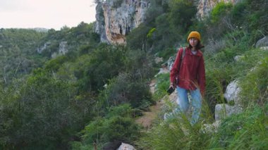 Yürüyüşe çıkmış kameralı genç bir kadın. Bir blog için içerik oluşturuluyor. Etkinlik ve spor.