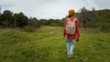 Yürüyüşe çıkmış kameralı genç bir kadın. Bir blog için içerik oluşturuluyor. Etkinlik ve spor.