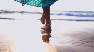 Sahilde bir kız. Uzun elbiseli bir kadın gün batımında sahile doğru yürüyor. Aşk ve aşk. Özgürlük ve...