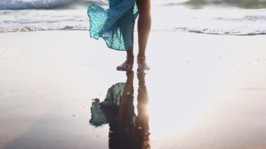 Sahilde bir kız. Uzun elbiseli bir kadın sahilde duruyor. Aşk ve aşk. Özgürlük ve hareketin neşesi.